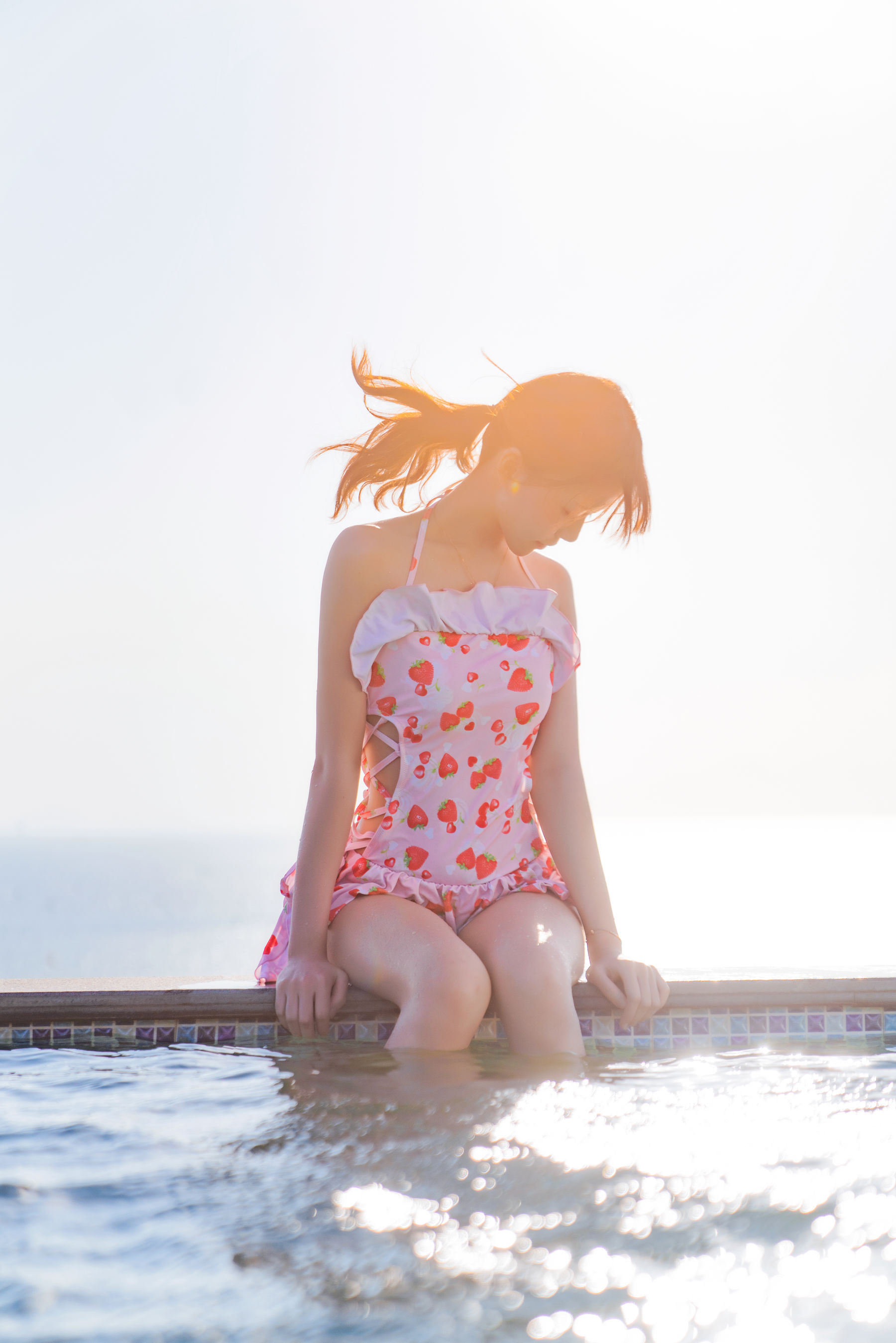 [COS福利] 桜桃喵 - 甜甜之草莓泳衣 写真套图(3)