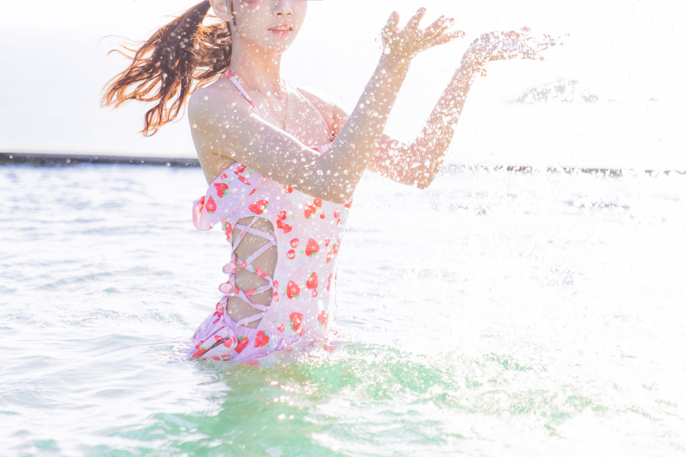[COS福利] 桜桃喵 - 甜甜之草莓泳衣 写真套图(2)
